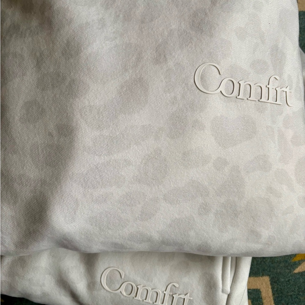 Comfrt Sweats: Women's Minimalist Set in Snow Leopard - Picture 6 of 9